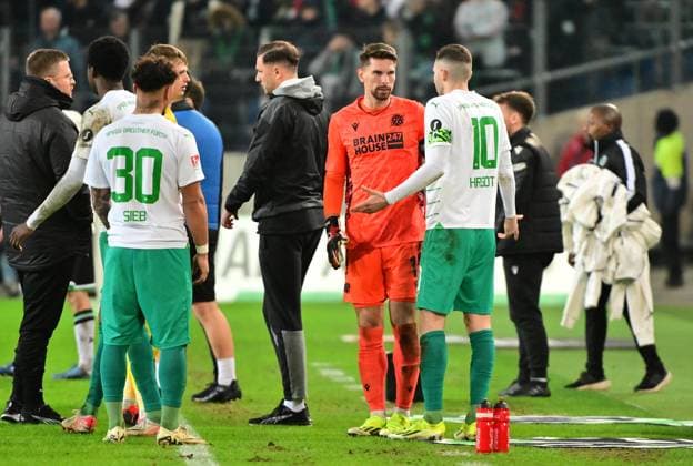 16 02 2024 Soccer Season 2023 2024 2 Soccer Bundesliga 22 Matchday Hannover 96 H96 SpVgg Greuther Fürth Kleeblatt Sportfoto Zink MeZi xmexzix DFL regulations prohibit any use of photographs as image sequences and or quasi video only for editorial use Armindo Sieb 30, SpVgg Greuther Fürth Jonas Urbig 40, SpVgg Greuther Fürth Ron Robert Zieler 1, Hannover 96 H96 Branimir Hrgota 10 SpVgg Greuther Fürth Kapitän Spielführer Mannschaftskapitän Spielunterbrechung