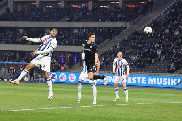 DEU, DFL, 2 FBL, Hertha BSC vs 1 FC Magdeburg, 16 02 2024, Berliner Olympiastadion, Berlin, DEU, DFL, 2 FBL, Hertha BSC vs 1 FC Magdeburg, im Bild 2 2 durch Tobias Mueller 1 FC Magdeburg 21 , Aymen Barkok Hertha BSC Berlin 18 Palko Dardai Hertha BSC Berlin 27 DFL regulations prohibit any use of Photographs as image sequences and or quasi video Foto Juergen Engler nordphoto GmbH nordphotoxGmbHx xEngler nph00076