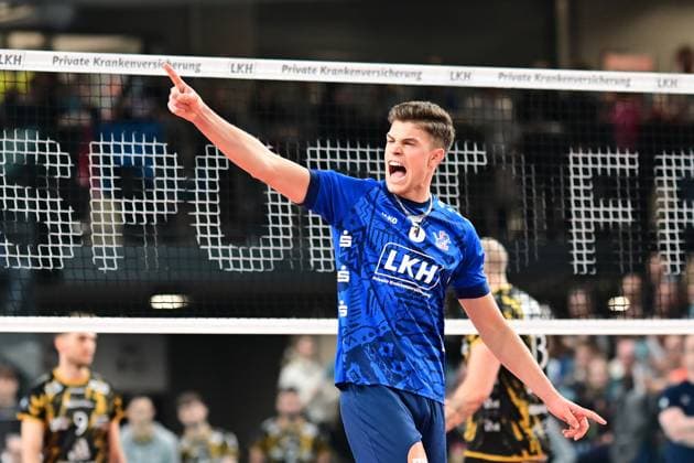 Volleyball I Men I Season 2023 2024 I Bundesliga I 20 Matchday I SVG Lüneburg SWD powervolleys Düren I 16 2 2024 Erik Johannes Röhrs 5, SVG Lüneburg shows the way, cheers, joy, screams Lüneburg LKH Arena Niedersachsen Germany Copyright: xLobeca AndreasxHannigx