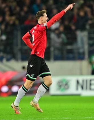 16 02 2024 Soccer Season 2023 2024 2 Soccer Bundesliga 22 Matchday Hannover 96 H96 SpVgg Greuther Fürth Kleeblatt Sportfoto Zink xwoxzix DFL regulations prohibit any use of photographs as image sequences and or quasi video only for editorial use Torjubel Jubel nach Treffer Tor Torschuß zum 1 1 durch Phil Neumann 5, Hannover 96
