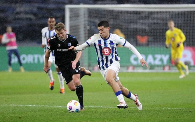 Connor Krempicki, Ibrahim Maza duel Match scene Action Sport Soccer Football DFL 2 Bundesliga Men 22 Matchday Season 2023 2024 16 02 2024 Hertha BSC Berlin vs 1 FC Magdeburg FCM DFL regulations prohibit any use of photographs as image sequences and or quasi video