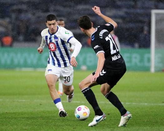 Ibrahim Maza, Tobias Müller Zweikampf Spielzene Action Sport Fußball Fußball DFL 2 Bundesliga Herren 22 Spieltag Saison 2023 2024 16 02 2024 Hertha BSC Berlin vs 1 FC Magdeburg FCM DFL regulations prohibit any use of photographs as image sequences and or quasi video