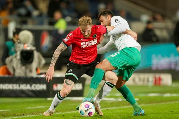 Andreas Voglsammer Hannover 96 and Oussama Haddadi SpVgg Greuther Fuerth fight for the ball, 2 Bundesliga, Hannover 96 vs SpVgg Greuther Fuerth, HDI Arena, 16 02 2024, Hannover, Germany