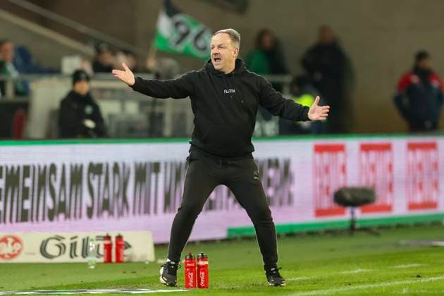 Coach Alexander Zorniger SpVgg Greuther Fuerth gestures, 2 Bundesliga, Hannover 96 vs SpVgg Greuther Fuerth, HDI Arena, 16 02 2024, Hannover, Germany