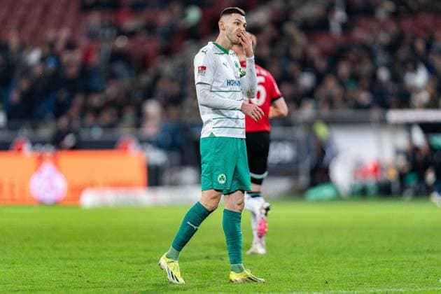 Branimir Hrgota Greuter Fuerth, 10 Hannover 96 vs Greuther Fuerth, Soccer, 2 Bundesliga, 22 Matchday, 16 02 2024 DFL REGULATIONS PROHIBIT ANY OUSE OF PHOTOGRAPHS AS IMAGE SEQUENCES AND OR QUASI VIDEO Hannover 96 vs Greuther Fuerth, Soccer, 2 Bundesliga, 22 Matchday, 16 02 2024 Hannover Copyright: xEibner-Pressefoto BahhoxKarax EP_HAN