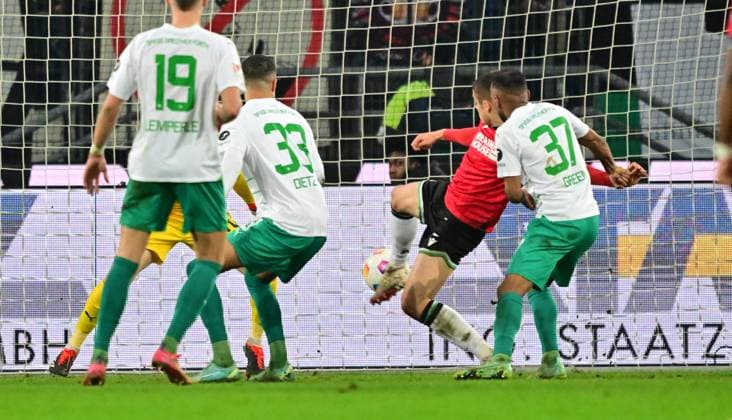 16 02 2024 Soccer Season 2023 2024 2 Soccer Bundesliga 22 Matchday Hannover 96 H96 SpVgg Greuther Fürth Kleeblatt Sportfoto Zink xwoxzix DFL regulations prohibit any use of photographs as image sequences and or quasi video only for editorial use Nicolo Tresoldi 9, Hannover 96 H96 erzielt Treffer Tor Torschuß zum 2 1 Maximilian Solomon Dietz 33, SpVgg Greuther Fürth Julian Green 37, SpVgg Greuther Fürth