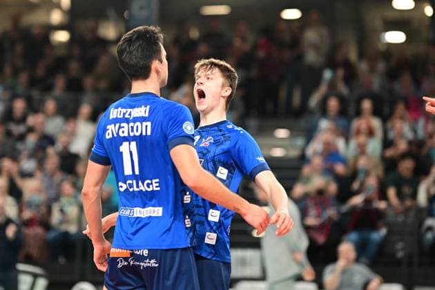 Volleyball I Men I Season 2023 2024 I Bundesliga I 20 Matchday I SVG Lüneburg SWD powervolleys Düren I 16 2 2024 One ace after another from Xander Wolf Wassenaar Ketrzynski 11, SVG Lüneburg Theo Mohwinkel 8, SVG Lüneburg cheers with him Lüneburg LKH Arena Niedersachsen Germany Copyright: xLobeca AndreasxHannigx