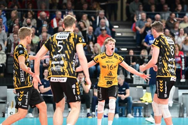 Volleyball I Men I Season 2023 2024 I Bundesliga I 20 Matchday I SVG Lüneburg SWD powervolleys Düren I 16 2 2024 Leo Bernsmann 16, SWD powervolleys Düren cheering on his team from left Leo Meyer 15, SWD powervolleys Düren , Luuc van der Ent 5, SWD powervolleys Düren and Robin Baghdady 8, SWD powervolleys Düren Lüneburg LKH Arena Niedersachsen Germany Copyright: xLobeca AndreasxHannigx