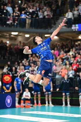 Volleyball I Men I Season 2023 2024 I Bundesliga I 20 Matchday I SVG Lüneburg SWD powervolleys Düren I 16 2 2024 Free serve, jump serve Xander Wolf Wassenaar Ketrzynski 11, SVG Lüneburg Lüneburg LKH Arena Niedersachsen Germany Copyright: xLobeca AndreasxHannigx