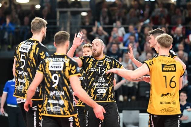 Volleyball I Men I Season 2023 2024 I Bundesliga I 20 Matchday I SVG Lüneburg SWD powervolleys Düren I 16 2 2024 Sebastian Gevert 13, SWD powervolleys Düren cheers on his team from left Luuc van der Ent 5, SWD powervolleys Düren , Marcin Ernastowicz 9, SWD powervolleys Düren and Leo Bernsmann 16, SWD powervolleys Düren Lüneburg LKH Arena Niedersachsen Germany Copyright: xLobeca AndreasxHannigx