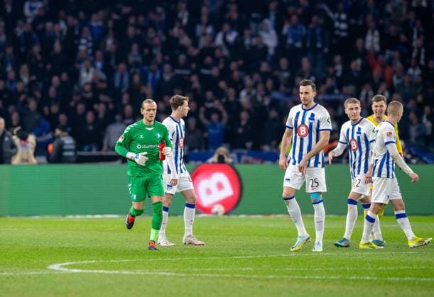 Football, Men, Season 2023 2024, 2 Bundesliga 22 Matchday , Hertha BSC 1 FC Magdeburg, Goalkeeper Dominik Reimann 1 FC Magdeburg changes sides at half-time, 16 02 2024, Copyright: xSebastianxRäppold MatthiasxKochx