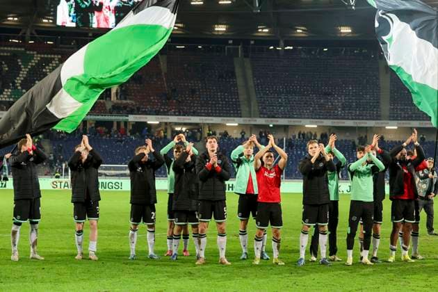 Hannover 96 players celebrate their home win in front of the fans, 2 Bundesliga, Hannover 96 vs SpVgg Greuther Fuerth, HDI Arena, 16 02 2024, Hannover, Germany