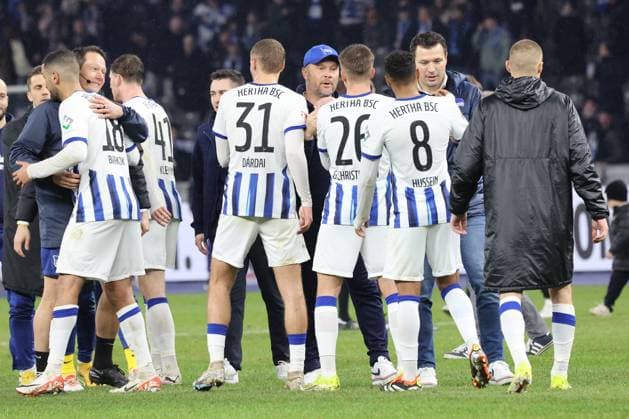 DEU, DFL, 2 FBL, Hertha BSC vs 1 FC Magdeburg, 16 02 2024, Berliner Olympiastadion, Berlin, DEU, DFL, 2 FBL, Hertha BSC vs 1 FC Magdeburg, in the picture head coach Pal Dardai Hertha BSC Berlin , Benjamin Weber Sportdirektor, Hertha BSC Berlin , Hertha Spielerkreis DFL regulations prohibit any use of Photographs as image sequences and or quasi video Foto Juergen Engler nordphoto GmbH nordphotoxGmbHx xEngler nph00076