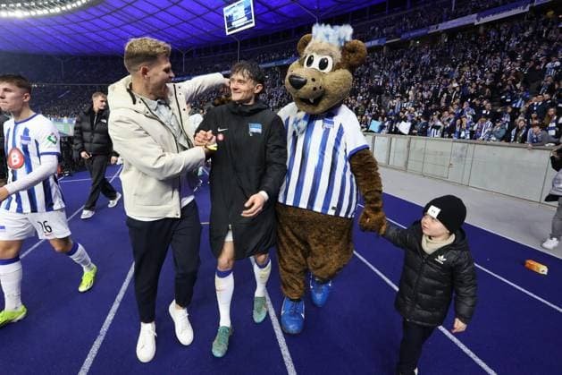 DEU, DFL, 2 FBL, Hertha BSC vs 1 FC Magdeburg, 16 02 2024, Berliner Olympiastadion, Berlin, DEU, DFL, 2 FBL, Hertha BSC vs 1 FC Magdeburg, in the picture Fabian Reese Hertha BSC Berlin 11 , Florian Niederlechner Hertha BSC Berlin 7 , Hertha mascot Herthinho DFL regulations prohibit any use of Photographs as image sequences and or quasi video Foto Juergen Engler nordphoto GmbH nordphotoxGmbHx xEngler nph00076