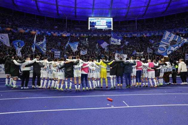 DEU, DFL, 2 FBL, Hertha BSC vs 1 FC Magdeburg, 16 02 2024, Berliner Olympiastadion, Berlin, DEU, DFL, 2 FBL, Hertha BSC vs 1 FC Magdeburg, im Bild Hertha Spielerkreis, beiden Hertha BSC Fans DFL regulations prohibit any use of Photographs as image sequences and or quasi video Foto Juergen Engler nordphoto GmbH nordphotoxGmbHx xEngler nph00076