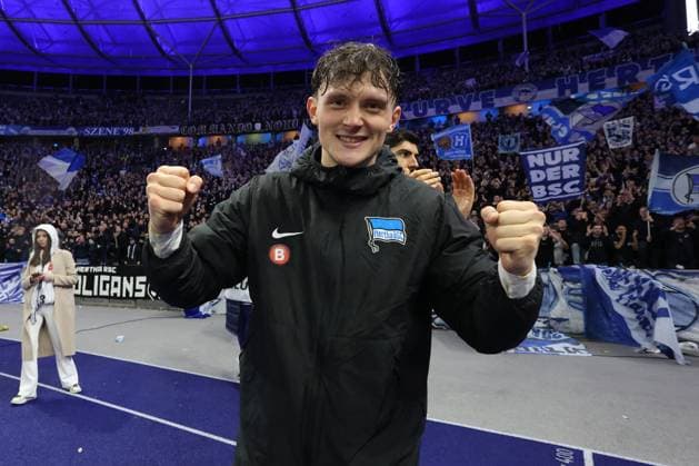 DEU, DFL, 2. FBL, Hertha BSC vs. 1.FC Magdeburg, 16.02.2024, Berliner Olympiastadion, Berlin, DEU, DFL, 2. FBL, Hertha BSC vs. 1.FC Magdeburg, im Bild Fabian Reese (Hertha BSC Berlin 11), bei den Hertha-BSC Fans DFL - regulations prohibit any use of Photographs as image sequences and or quasi-video Foto: Juergen Engler nordphoto GmbH *** DEU, DFL, 2 FBL, Hertha BSC vs 1 FC Magdeburg, 16 02 2024, Berliner Olympiastadion, Berlin, DEU, DFL, 2 FBL, Hertha BSC vs 1 FC Magdeburg, im Bild Fabian Reese Hertha BSC Berlin 11 , bei den Hertha BSC Fans DFL regulations prohibit any use of Photographs as image sequences and or quasi video Foto Juergen Engler nordphoto GmbH nordphotoxGmbHx xEngler nph00076