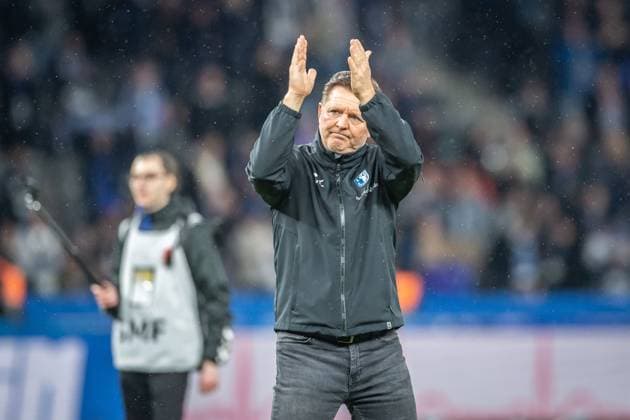 2 Soccer Bundesliga, Hertha BSC vs 1 FC Magdeburg Berlin, 16 02 2024 Christian Titz Coach 1 FC Magdeburg greets the fans after the defeat 2 Soccer Bundesliga, Hertha BSC vs 1 FC Magdeburg, Olympiastadion, Berlin, 16 02 2024 DFL REGULATIONS PROHIBIT ANY USE OF PHOTOGRAPHS AS IMAGE SEQUENCES AND OR QUASI VIDEO Copyright: xBEAUTIFULxSPORTS LucianoxLimax