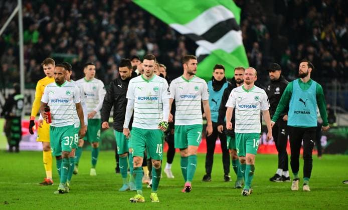 16 02 2024 Fußball Saison 2023 2024 2 Fußball Bundesliga 22 Spieltag Hannover 96 H96 SpVgg Greuther Fürth Kleeblatt Sportfoto Zink MeZi xmexzix DFL regulations prohibit any use of photographs as image sequences and or quasi video only for editorial use Julian Green 37, SpVgg Greuther Fürth Branimir Hrgota 10 SpVgg Greuther Fürth Dennis Srbeny 7, SpVgg Greuther Fürth Jomaine Consbruch 14, SpVgg Greuther Fürth Orestis Kiomourtzoglou 13, SpVgg Greuther Fürth, right disappointed Disappointment after the end of the match