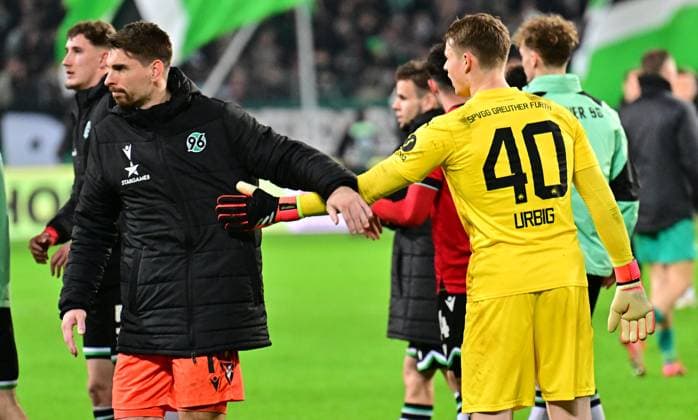16 02 2024 Soccer Season 2023 2024 2 Soccer Bundesliga 22 Matchday Hannover 96 H96 SpVgg Greuther Fürth Kleeblatt Sportfoto Zink xwoxzix DFL regulations prohibit any use of photographs as image sequences and or quasi video only for editorial use Ron Robert Zieler 1, Hannover 96 H96 Jonas Urbig 40, SpVgg Greuther Fürth Handshake Handshake after end of match