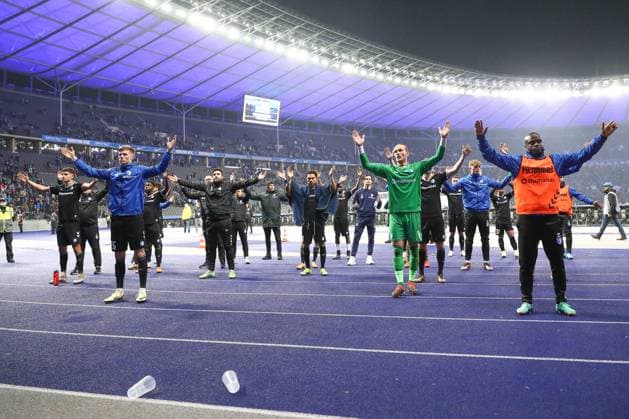 16 02 2024, xtgx, Fussball 2 Bundesliga, Hertha BSC Berlin 1 FC Magdeburg emspor, v l die Magdeburger danken sich an den Fans DFL DFB REGULATIONS PROHIBIT ANY USE OF PHOTOGRAPHS as IMAGE SEQUENCES and or QUASI VIDEO Berlin
