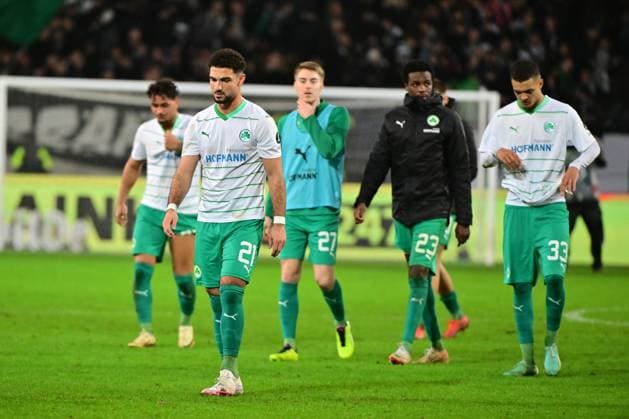16 02 2024 Fußball Saison 2023 2024 2 Fußball Bundesliga 22 Spieltag Hannover 96 H96 SpVgg Greuther Fürth Kleeblatt Sportfoto Zink MeZi xmexzix DFL regulations prohibit any use of photographs as image sequences and or quasi video only for editorial use Kerim Calhanoglu 21, SpVgg Greuther Fürth in front of Armindo Sieb 30, SpVgg Greuther Fürth Gian Luca Gian Luca Itter 27, SpVgg Greuther Fürth Gideon Jung 23, SpVgg Greuther Fürth Maximilian Solomon Dietz 33, SpVgg Greuther Fürth disappointed Disappointment after the end of the match