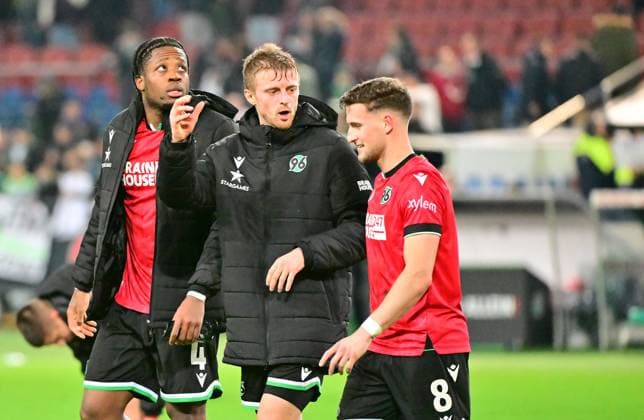 16 02 2024 Soccer Season 2023 2024 2 Soccer Bundesliga 22 Matchday Hannover 96 H96 SpVgg Greuther Fürth Kleeblatt Sportfoto Zink MeZi xmexzix DFL regulations prohibit any use of photographs as image sequences and or quasi video only for editorial use Jubel Freude nach Spielende bei Bright Akwo Arrey Mbi 4, Hannover 96 Sebastian Ernst 10, Hannover 96 H96 Enzo Leopold 8, Hannover 96 H96
