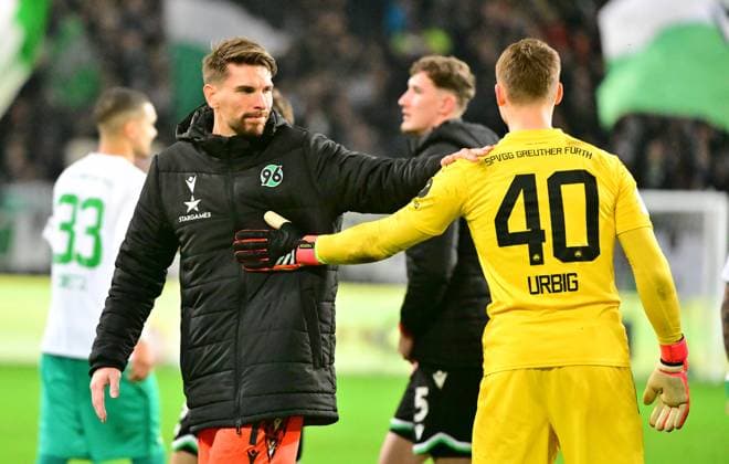 16 02 2024 Soccer Season 2023 2024 2 Soccer Bundesliga 22 Matchday Hannover 96 H96 SpVgg Greuther Fürth Kleeblatt Sportfoto Zink MeZi xmexzix DFL regulations prohibit any use of photographs as image sequences and or quasi video only for editorial use Ron Robert Zieler 1, Hannover 96 H96, left Jonas Urbig 40, SpVgg Greuther Fürth