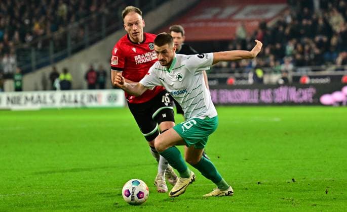 16 02 2024 Soccer Season 2023 2024 2 Soccer Bundesliga 22 Matchday Hannover 96 H96 SpVgg Greuther Fürth Kleeblatt Sportfoto Zink xwoxzix DFL regulations prohibit any use of photographs as image sequences and or quasi video only for editorial use Lukas Petkov 16, SpVgg Greuther Fürth vor Havard Nielsen 16, Hannover 96 H96