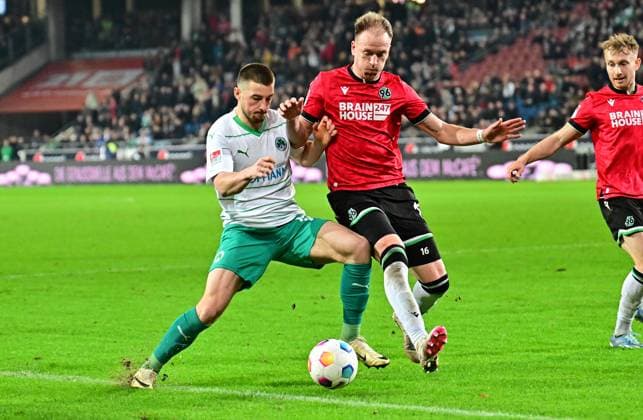 16 02 2024 Soccer Season 2023 2024 2 Soccer Bundesliga 22 Matchday Hannover 96 H96 SpVgg Greuther Fürth Kleeblatt Sportfoto Zink xwoxzix DFL regulations prohibit any use of photographs as image sequences and or quasi video only for editorial use Lukas Petkov 16, SpVgg Greuther Fürth Havard Nielsen 16, Hannover 96 H96