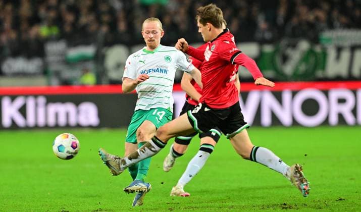 16 02 2024 Soccer Season 2023 2024 2 Soccer Bundesliga 22 Matchday Hannover 96 H96 SpVgg Greuther Fürth Kleeblatt Sportfoto Zink xwoxzix DFL regulations prohibit any use of photographs as image sequences and or quasi video only for editorial use Jomaine Consbruch 14, SpVgg Greuther Fürth Max Christiansen 13, Hannover 96 H96