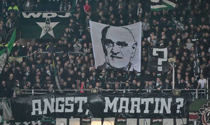 16 02 2024 Soccer Season 2023 2024 2 Soccer Bundesliga 22 Matchday Hannover 96 H96 SpVgg Greuther Fürth Kleeblatt Sportfoto Zink MeZi xmexzix DFL regulations prohibit any use of photographs as image sequences and or quasi video only for editorial use Hannover Fans Fanblock Banner Martin Kind President Hannover 96 H96 Angst, Martin