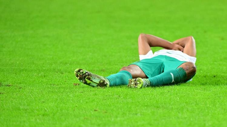 16 02 2024 Soccer Season 2023 2024 2 Soccer Bundesliga 22 Matchday Hannover 96 H96 SpVgg Greuther Fürth Kleeblatt Sportfoto Zink MeZi xmexzix DFL regulations prohibit any use of photographs as image sequences and or quasi video only for editorial use Julian Green 37, SpVgg Greuther Fürth battered on the ground