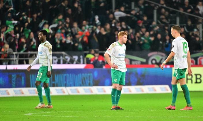 16 02 2024 Soccer Season 2023 2024 2 Soccer Bundesliga 22 Matchday Hannover 96 H96 SpVgg Greuther Fürth Kleeblatt Sportfoto Zink MeZi xmexzix DFL regulations prohibit any use of photographs as image sequences and or quasi video only for editorial use Gideon Jung 23, SpVgg Greuther Fürth Robert Wagner 22, SpVgg Greuther Fürth Tim Lemperle 19, SpVgg Greuther Fürth disappointed disappointment