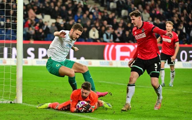 16 02 2024 Soccer Season 2023 2024 2 Soccer Bundesliga 22 Matchday Hannover 96 H96 SpVgg Greuther Fürth Kleeblatt Sportfoto Zink MeZi xmexzix DFL regulations prohibit any use of photographs as image sequences and or quasi video only for editorial use Dennis Srbeny 7, SpVgg Greuther Fürth vs Ron Robert Zieler 1, Hannover 96 H96 Phil Neumann 5, Hannover 96, right