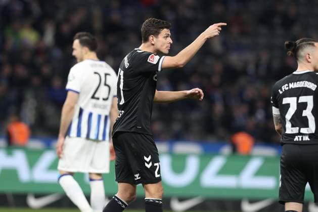 16 02 2024, xtgx, Fußball 2 Bundesliga, Hertha BSC Berlin 1 FC Magdeburg emspor, v l Tobias Mueller Müller Magdeburg, 21 gibt Anweisungen, gestikuliert mit den Armen, gesticulate, gives instructions DFL DFB REGULATIONS PROHIBIT ANY USE OF PHOTOGRAPHS as IMAGE SEQUENCES and or QUASI VIDEO Berlin