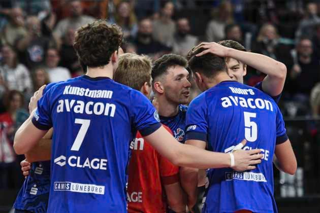 GER 1 VBL, SVG Lueneburg vs SWD powervolleys Düren 16 02 2024, LKH Arena, Lueneburg, GER 1 VBL, SVG Lueneburg vs SWD powervolleys Düren in the picture the Lueneburg team cheers nordphotoxGmbH xWitke nph00002