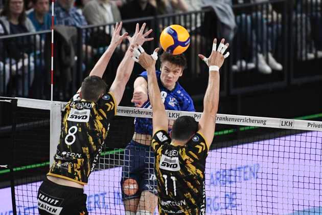 GER 1 VBL, SVG Lueneburg vs SWD powervolleys Düren 16 02 2024, LKH Arena, Lueneburg, GER 1 VBL, SVG Lueneburg vs SWD powervolleys Düren in the picture Theo Mohwinkel Lueneburg 08 Christopher Gavlas Dueren 08 and Michael Andrei Dueren 11 try to assert themselves nordphotoxGmbH xWitke nph00002