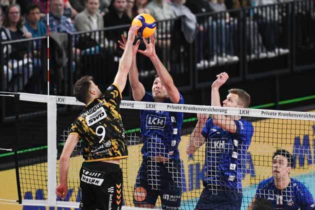 GER 1 VBL, SVG Lueneburg vs SWD powervolleys Düren 16 02 2024, LKH Arena, Lueneburg, GER 1 VBL, SVG Lueneburg vs SWD powervolleys Düren in the picture Maxwell David Elgert Lueneburg 04 and Blake Gregory Leeson Lueneburg 02 try to get the better of Marcin Ernastowicz Dueren 09 nordphotoxGmbH xWitke nph00002