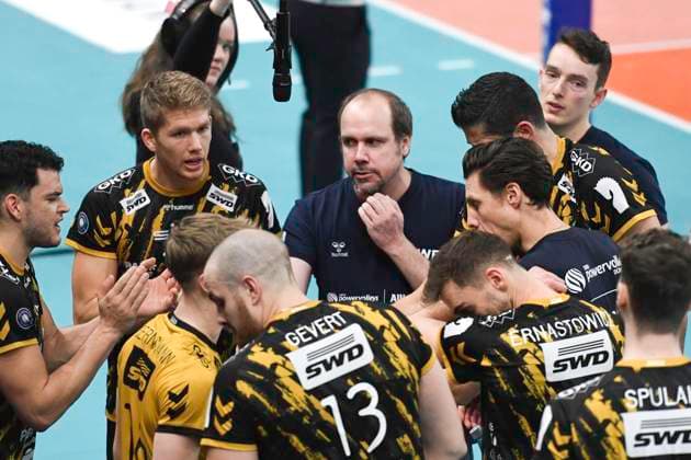 GER 1 VBL, SVG Lueneburg vs SWD powervolleys Düren 16 02 2024, LKH Arena, Lueneburg, GER 1 VBL, SVG Lueneburg vs SWD powervolleys Düren in the picture Coach Tomas Kocian Falkenbach Dueren talks to his team nordphotoxGmbH xWitke nph00002