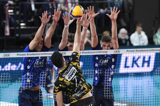 GER 1 VBL, SVG Lueneburg vs SWD powervolleys Düren 16 02 2024, LKH Arena, Lueneburg, GER 1 VBL, SVG Lueneburg vs SWD powervolleys Düren in the picture Joscha Kunstmann Lueneburg 07 , Maxwell David Elgert Lueneburg 04 and Erik Johannes Roehrs Röhrs Lueneburg 05 try to prevail over Marcin Ernastowicz Dueren 09 nordphotoxGmbH xWitke nph00002