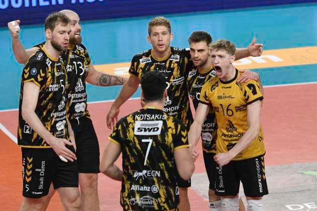 GER 1 VBL, SVG Lueneburg vs SWD powervolleys Düren 16 02 2024, LKH Arena, Lueneburg, GER 1 VBL, SVG Lueneburg vs SWD powervolleys Düren in the picture the Dueren team cheers nordphotoxGmbH xWitke nph00002
