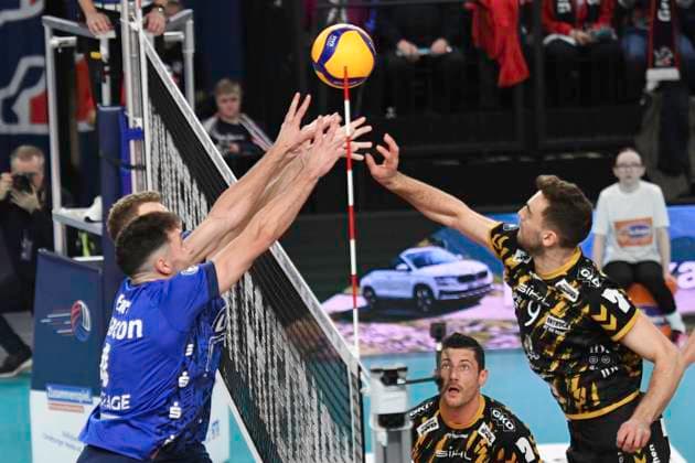 GER 1 VBL, SVG Lueneburg vs SWD powervolleys Düren 16 02 2024, LKH Arena, Lueneburg, GER 1 VBL, SVG Lueneburg vs SWD powervolleys Düren in the picture Maxwell David Elgert Lueneburg 04 tries to push through Marcin Ernastowicz Dueren 09 nordphotoxGmbH xWitke nph00002