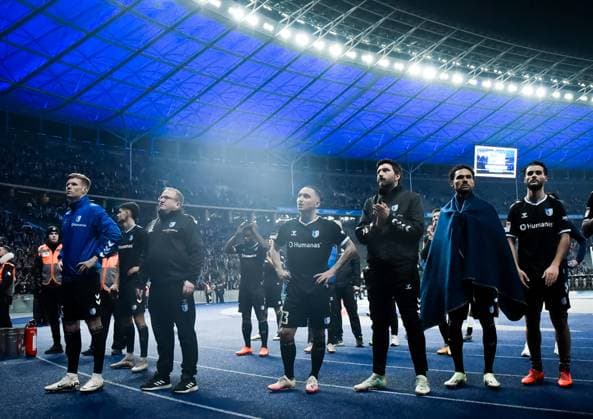 Soccer 2 Bundesliga, Hertha BSC 1 FC Magdeburg 16 02 2024, xdanx, Soccer 2 Bundesliga, Hertha BSC 1 FC Magdeburg, v l Magdeburg players thank fans disappointed, looks disappointed, dejected, disappointed DFL DFB REGULATIONS PROHIBIT ANY USE OF PHOTOGRAPHS as IMAGE SEQUENCES and or QUASI VIDEO Photo Daniel Lakomski Mix1 Berlin Olympiastadion Berlin Berlin Germany EN Copyright: xDanielxLakomskix