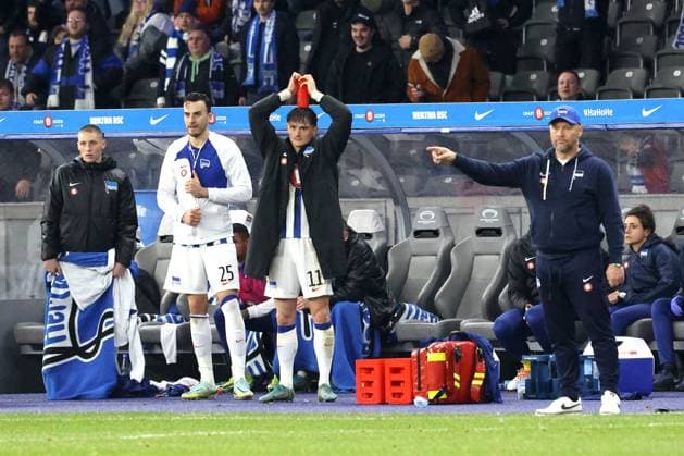 DEU, DFL, 2 FBL, Hertha BSC vs 1 FC Magdeburg, 16 02 2024, Berliner Olympiastadion, Berlin, DEU, DFL, 2 FBL, Hertha BSC vs 1 FC Magdeburg, in the picture Hertha players bench, Fabian Reese Hertha BSC Berlin 11 , Palko Dardai Hertha BSC Berlin 27 , Haris Tabakovic Hertha BSC Berlin 25 , Head coach Pal Dardai Hertha BSC Berlin DFL regulations prohibit any use of Photographs as image sequences and or quasi video Foto Juergen Engler nordphoto GmbH nordphotoxGmbHx xEngler nph00076