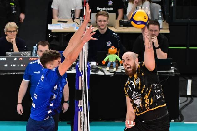 Volleyball I Men I Season 2023 2024 I Bundesliga I 20 Matchday I SVG Lüneburg SWD powervolleys Düren I 16 2 2024 One-on-one Erik Johannes Röhrs 5, SVG Lüneburg blocks Sebastian Gevert 13, SWD powervolleys Düren Lüneburg LKH Arena Niedersachsen Germany Copyright: xLobeca AndreasxHannigx