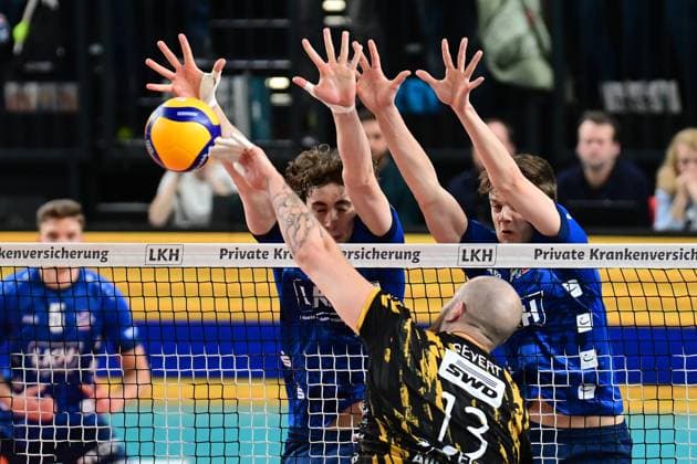Volleyball I Men I Season 2023 2024 I Bundesliga I 20 Matchday I SVG Lüneburg SWD powervolleys Düren I 16 2 2024 Joscha Kunstmann 7, SVG Lüneburg and Theo Mohwinkel 8, SVG Lüneburg block Sebastian Gevert 13, SWD powervolleys Düren Lüneburg LKH Arena Niedersachsen Germany Copyright: xLobeca AndreasxHannigx