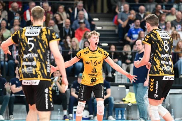 Volleyball I Men I Season 2023 2024 I Bundesliga I 20 Matchday I SVG Lüneburg SWD powervolleys Düren I 16 2 2024 Luuc van der Ent 5, SWD powervolleys Düren and Robin Baghdady 8, SWD powervolleys Düren are cheered on by Leo Bernsmann 16, SWD powervolleys Düren Mitte Lüneburg LKH Arena Niedersachsen Germany Copyright: xLobeca AndreasxHannigx