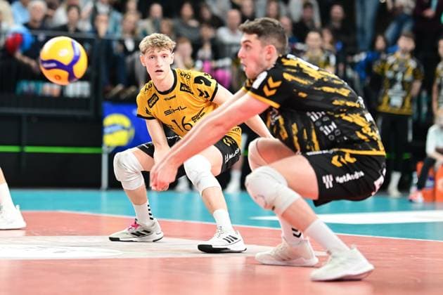 Volleyball I Men I Season 2023 2024 I Bundesliga I 20 Matchday I SVG Lüneburg SWD powervolleys Düren I 16 2 2024 Leo Bernsmann 16, SWD powervolleys Düren undmRobin Baghdady 8, SWD powervolleys Düren Lüneburg LKH Arena Lower Saxony Germany Copyright: xLobeca AndreasxHannigx