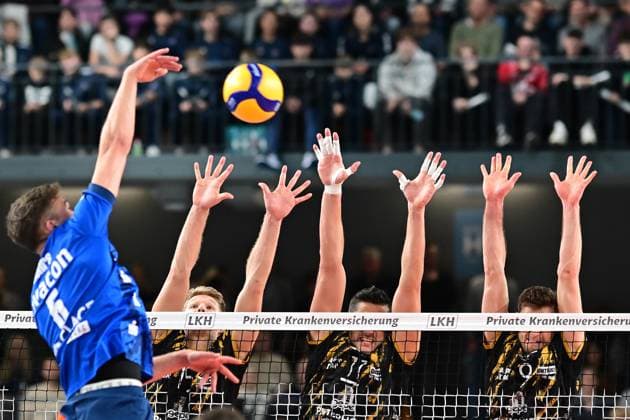 Volleyball I Men I Season 2023 2024 I Bundesliga I 20 Matchday I SVG Lüneburg SWD powervolleys Düren I 16 2 2024 Leo Meyer 15, SWD powervolleys Düren , Michael Andrei 11, SWD powervolleys Düren , Marcin Ernastowicz 9, SWD powervolleys Düren blocking Erik Johannes Röhrs 5, SVG Lüneburg Lüneburg LKH Arena Niedersachsen Germany Copyright: xLobeca AndreasxHannigx