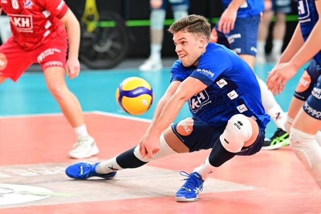 Volleyball I Men I Season 2023 2024 I Bundesliga I 20 Matchday I SVG Lüneburg SWD powervolleys Düren I 16 2 2024 Erik Johannes Röhrs 5, SVG Lüneburg with the spectacular ball reception Lüneburg LKH Arena Niedersachsen Germany Copyright: xLobeca AndreasxHannigx